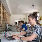 Employée heureuse devant son ordinateur